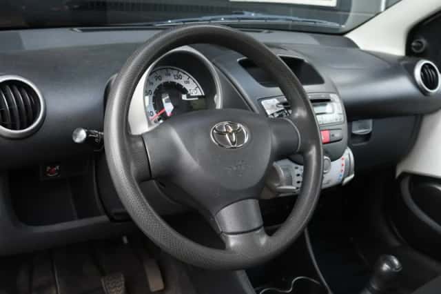 Toyota Aygo (2013) thumbnail 8