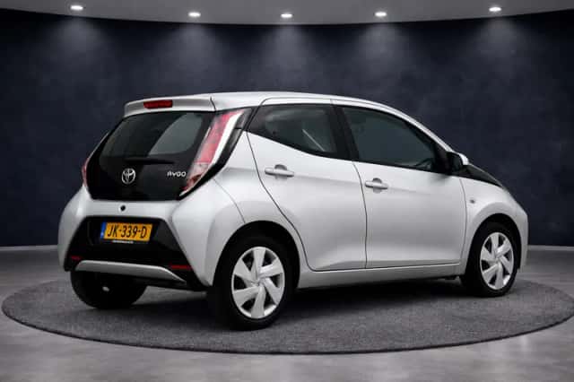 Toyota Aygo (2016) thumbnail 2