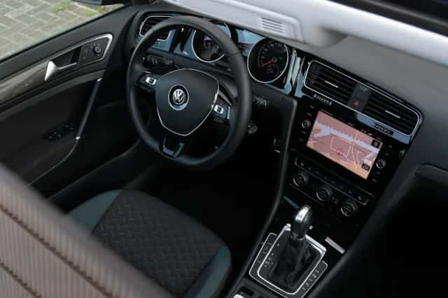 Volkswagen Golf (2018) thumbnail 3