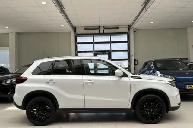 Suzuki Vitara (2023) thumbnail 10