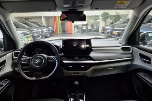 Suzuki Swift (2025) thumbnail 2