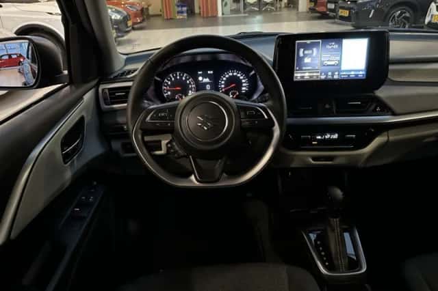 Suzuki Swift (2025) thumbnail 2