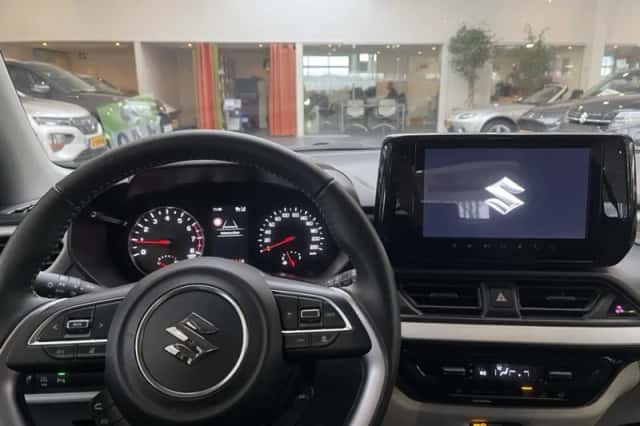 Suzuki Swift (2025) thumbnail 2