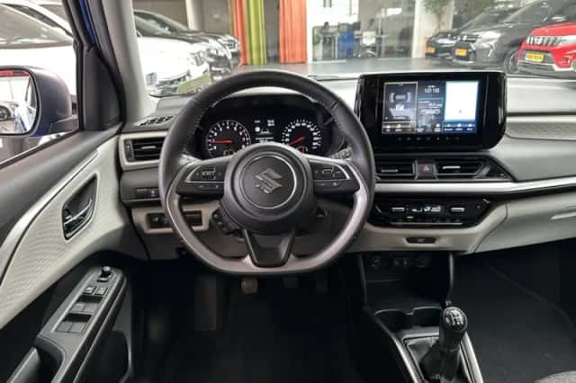 Suzuki Swift (2025) thumbnail 2