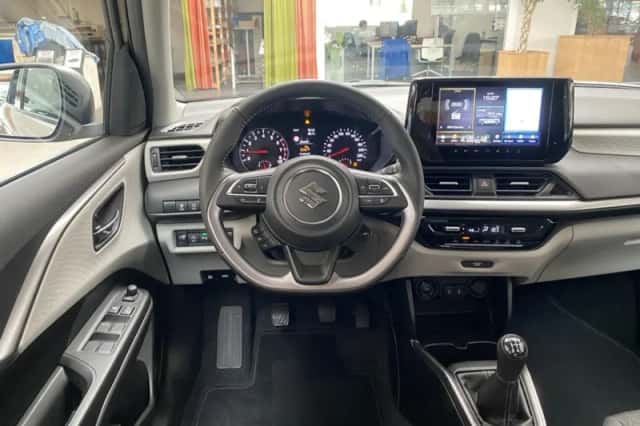 Suzuki Swift (2025) thumbnail 2