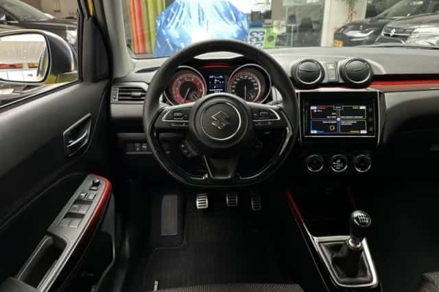Suzuki Swift (2022) thumbnail 2