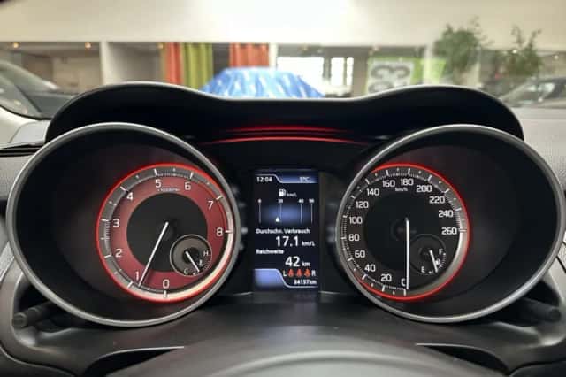 Suzuki Swift (2022) thumbnail 10