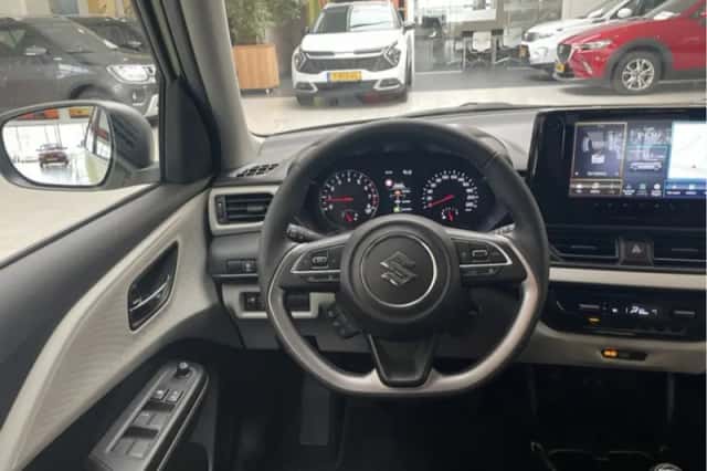 Suzuki Swift (2025) thumbnail 2