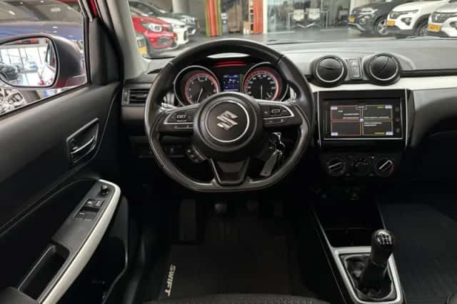 Suzuki Swift (2021) thumbnail 2
