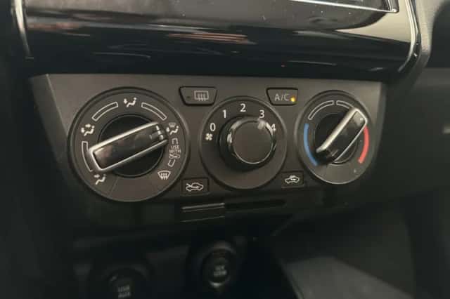 Suzuki Swift (2021) thumbnail 14