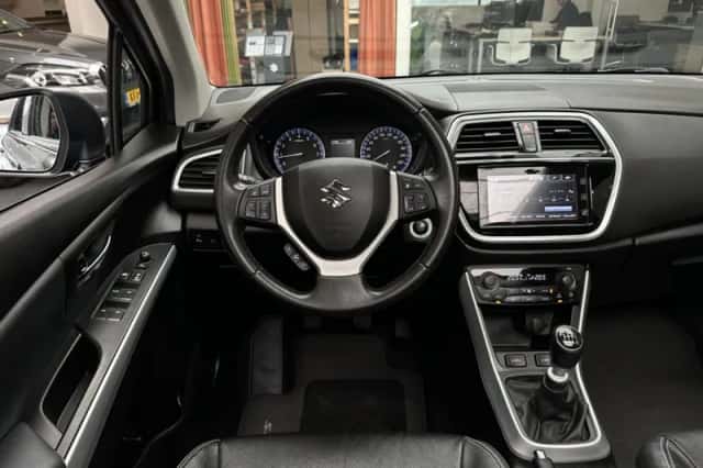 Suzuki S-CROSS (2018) thumbnail 2
