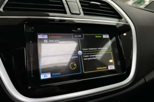 Suzuki S-CROSS (2018) thumbnail 12