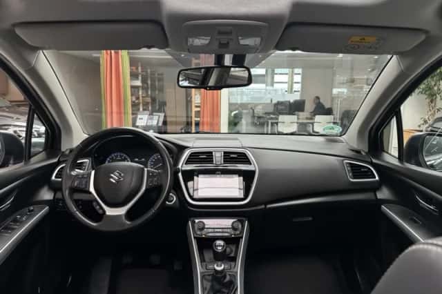 Suzuki S-CROSS (2018) thumbnail 27