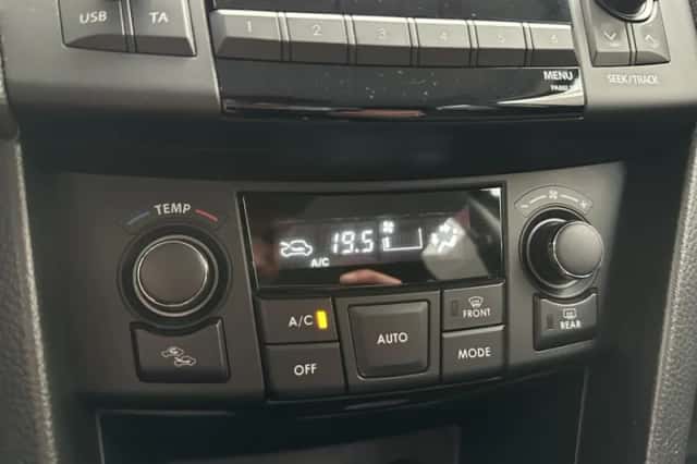 Suzuki Swift (2015) thumbnail 12