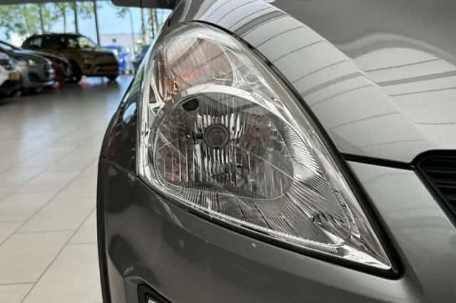 Suzuki Swift (2015) thumbnail 18