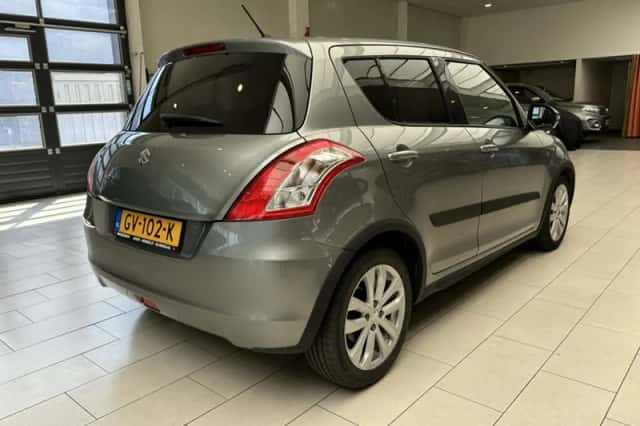 Suzuki Swift (2015) thumbnail 3
