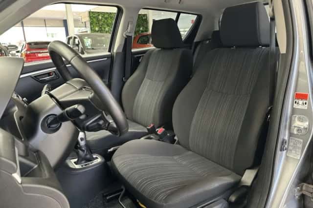 Suzuki Swift (2015) thumbnail 4