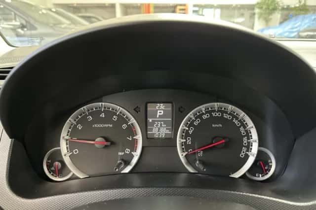 Suzuki Swift (2015) thumbnail 10