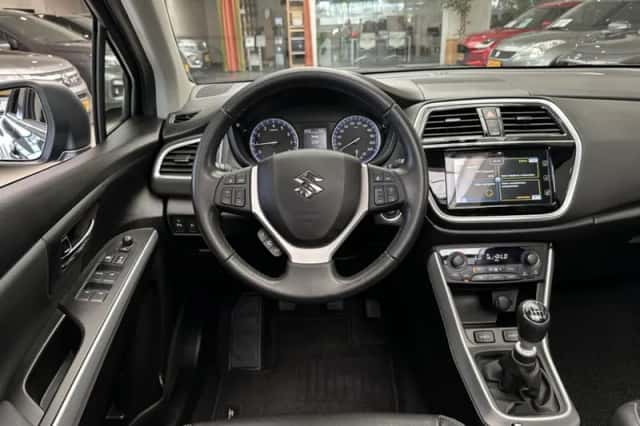 Suzuki S-CROSS (2021) thumbnail 2