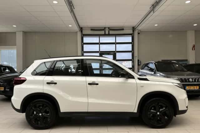 Suzuki Vitara (2022) thumbnail 9