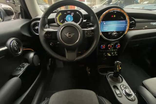 MINI Cooper (2022) thumbnail 2