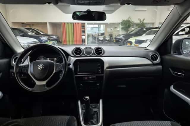 Suzuki Vitara (2017) thumbnail 2