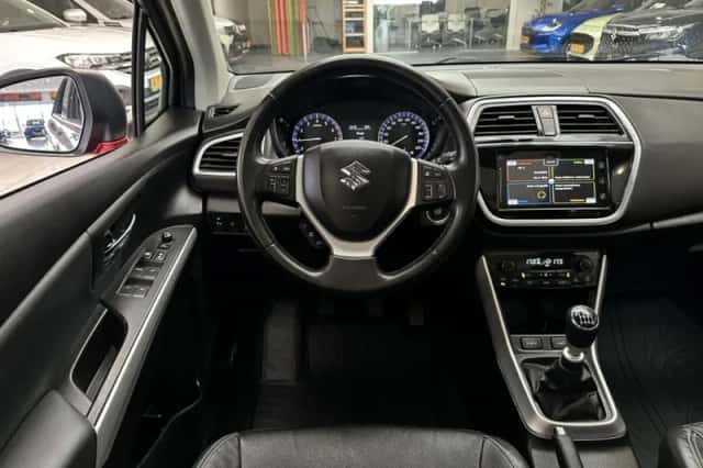 Suzuki S-CROSS (2019) thumbnail 2