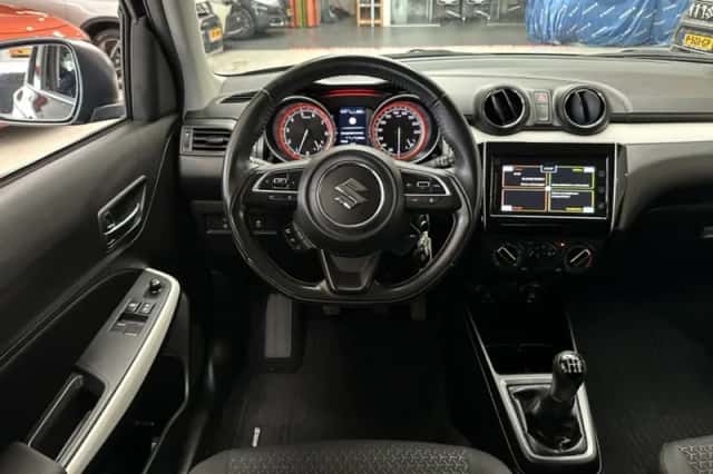Suzuki Swift (2023) thumbnail 2