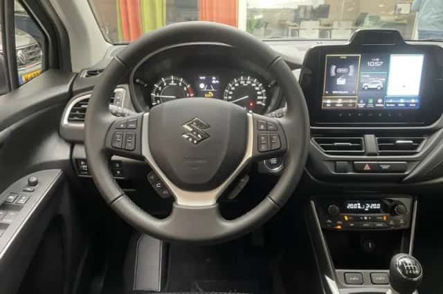 Suzuki S-CROSS (2025) thumbnail 2
