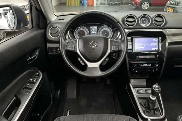 Suzuki Vitara (2022) thumbnail 2