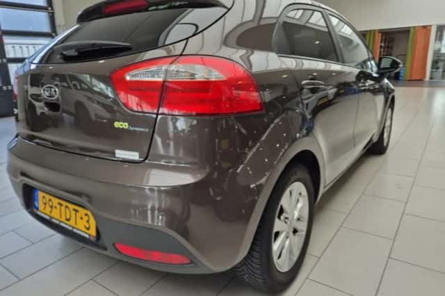 Kia Rio (2012) thumbnail 3