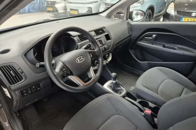 Kia Rio (2012) thumbnail 4