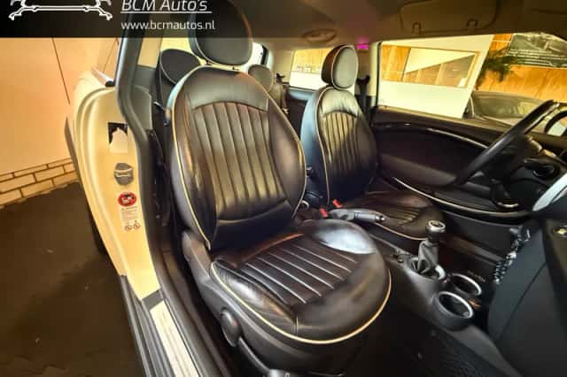MINI Cooper (2010) thumbnail 6