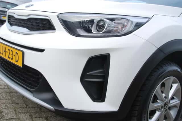 Kia Stonic (2020) thumbnail 3