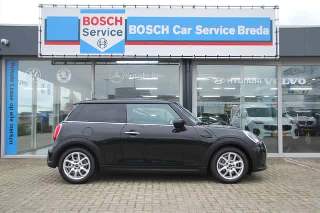 MINI Cooper (2023) thumbnail 3