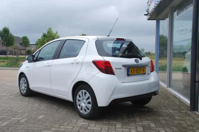 Toyota Yaris (2016) thumbnail 3