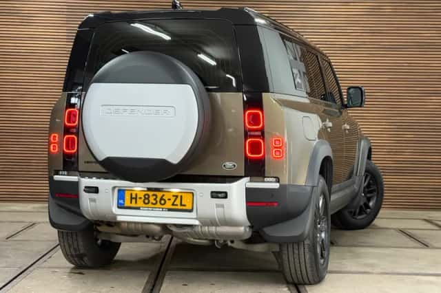 Land Rover Defender (2020) thumbnail 3