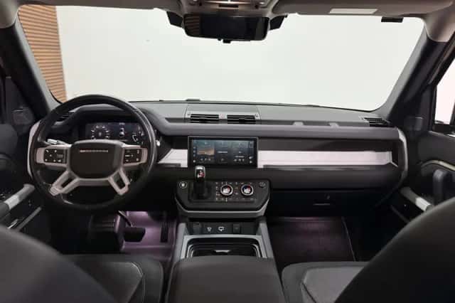 Land Rover Defender (2020) thumbnail 2