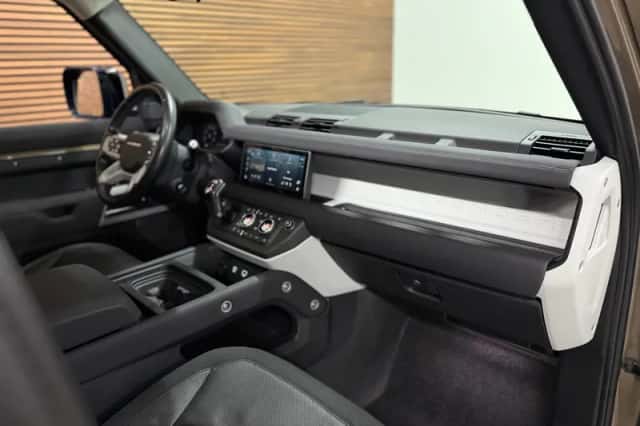 Land Rover Defender (2020) thumbnail 4