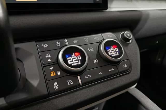 Land Rover Defender (2020) thumbnail 6