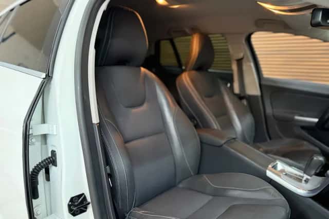 Volvo V60 (2011) thumbnail 3