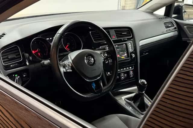 Volkswagen Golf (2016) thumbnail 2