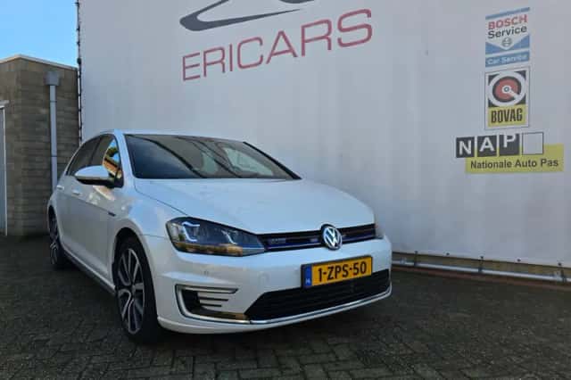 Volkswagen Golf (2015) thumbnail 3