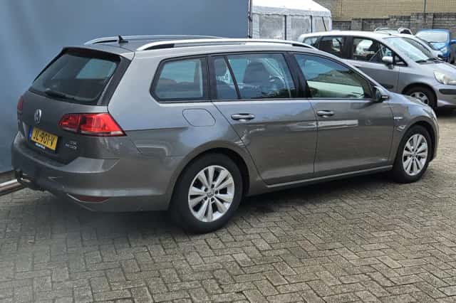 Volkswagen Golf (2016) thumbnail 2