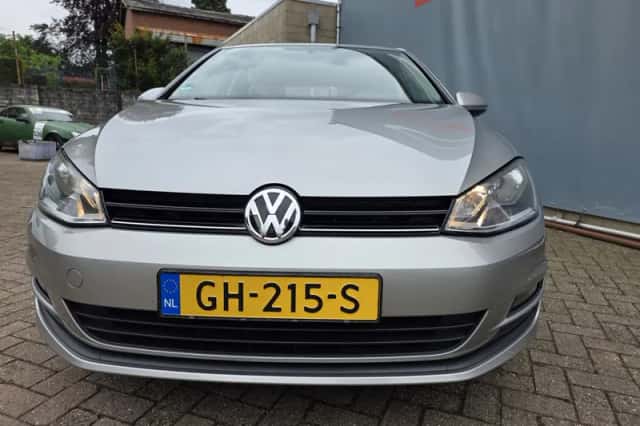 Volkswagen Golf (2015) thumbnail 2