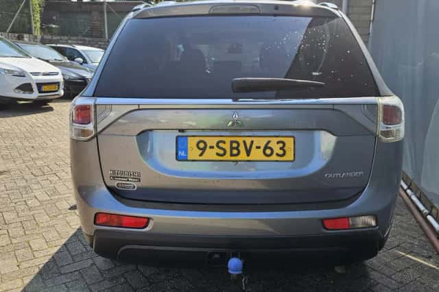 Mitsubishi Outlander (2013) thumbnail 3