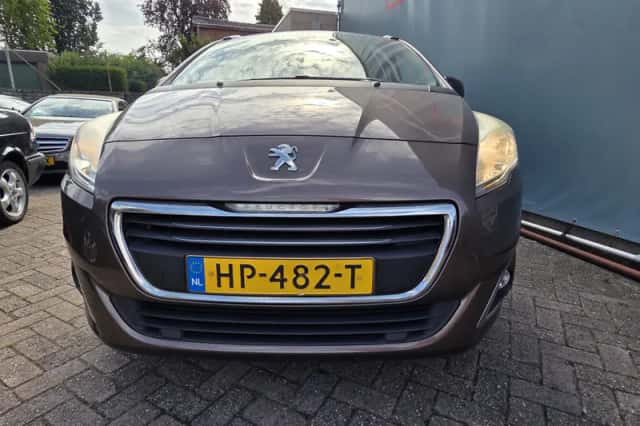 Peugeot 5008 (2015) thumbnail 2