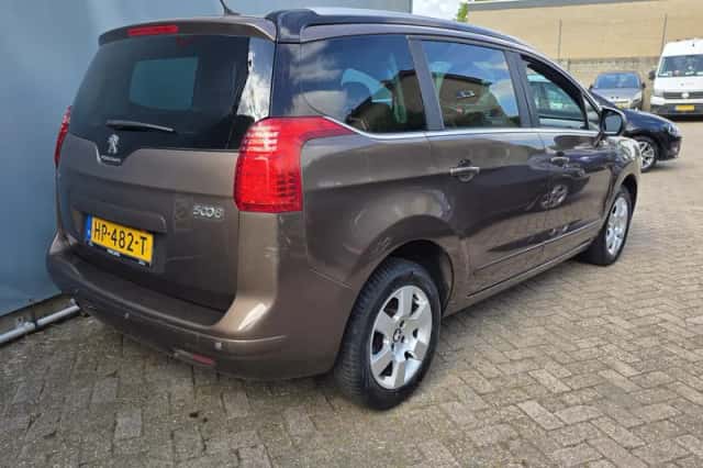 Peugeot 5008 (2015) thumbnail 3
