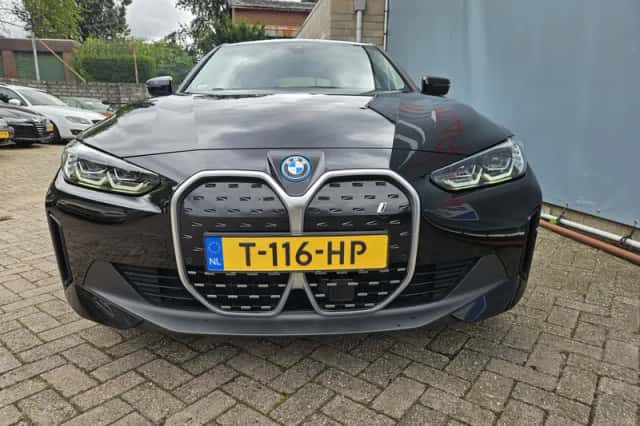 BMW i4 (2023) thumbnail 2