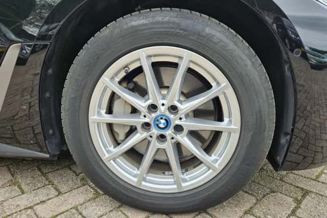 BMW i4 (2023) thumbnail 6